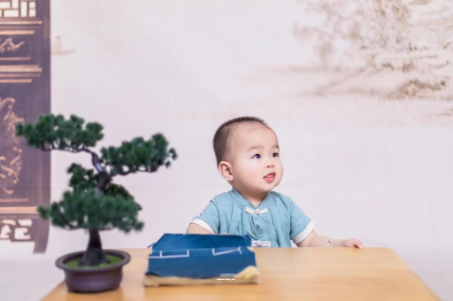 哈密宝宝眼屎多是什么原因 哈密宝宝眼屎多是什么原因